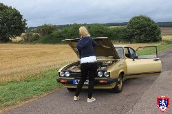 Oldtimerfreunde Zülpich Rallye 2012: Sportwart Schwister half bei kleinen Pannen vor Ort weiter