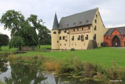 Oldtimerfreunde Zülpich Rallye 2014: ein Blick auf die Burg Langendorf